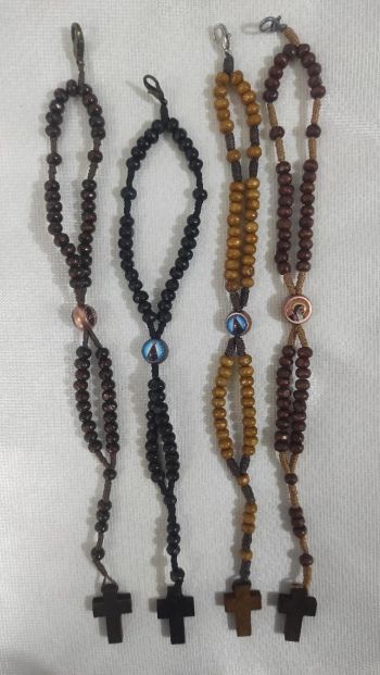 tercinho-de-pulso-em-madeira-medalha-e-contas-sortidas