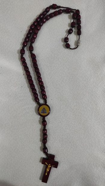 terco-nsaparecida-tipo-madeira-pescoco