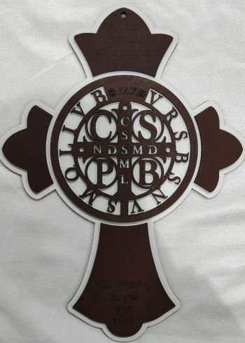 cruz-bento-tabaco-branco-parede