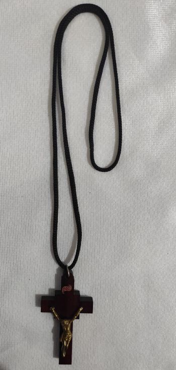 cordao-com-cruz-de-madeira-com-cristo