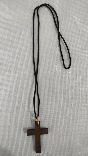 cordao-com-cruz-de-madeira-simples