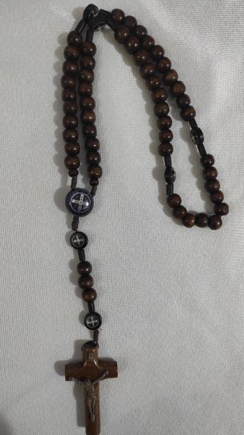 terco-de-madeira-10mm-7-medalhas-cruz-de-madeira