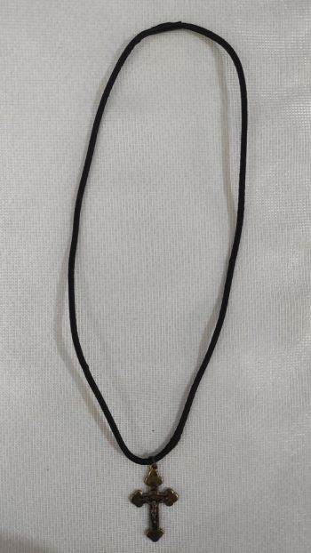 gargantilha-elastico-com-cruz-ouro-velho-pequena