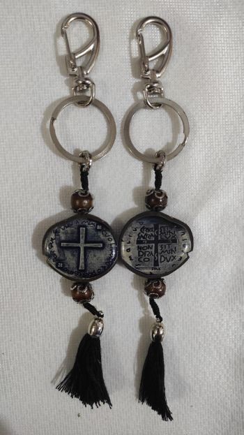chaveiro-duas-cruzes-cpompom-de-couro