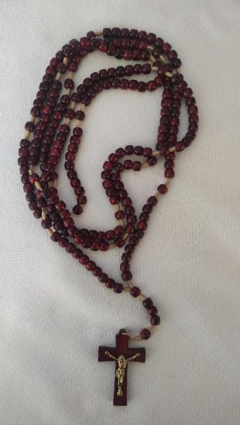 rosario-de-madeira-encerrado-cruz-com-cristo-32x51