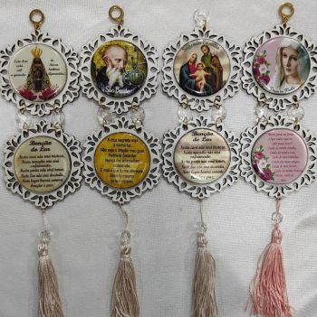 adorno-duplo-flor-branco-com-pompom-aparecida-sao-bento-sagrada-familia-e-maria-passa-na-frente