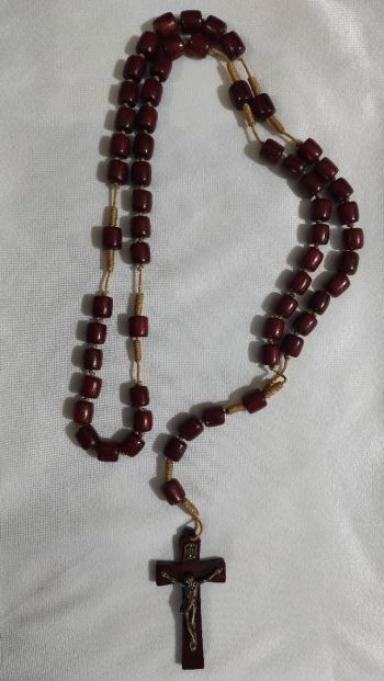 terco-de-madeira-encerrado-cruz-com-cristo